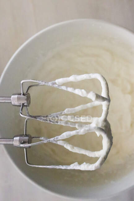 Крупный план электрического венчика и миски двойного крема — стоковое фото