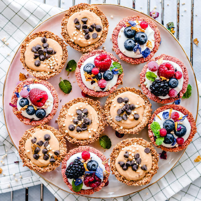 Baked oat and almond cups filled with peanut butter, yogurt, fruit and chocolate — Stock Photo