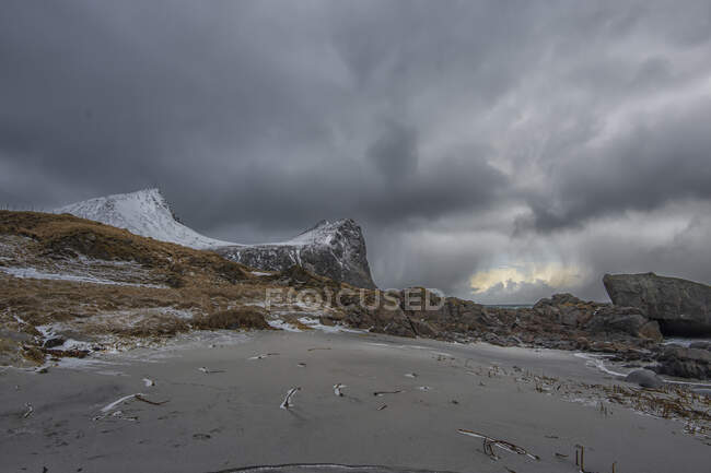 Myrland beach and mountain landscape, Lofoten, Nordland, Norvegia — Foto stock