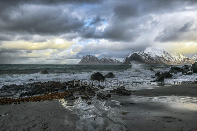 Paisaje de montaña y playa de Myrland, Lofoten, Nordland, Noruega - foto de stock