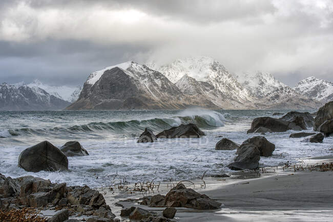 Polartief nähert sich Strand, Lofoten, Nordland, Norwegen — Stockfoto
