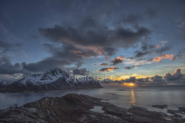 Горный пейзаж на закате, Офферсоя, Вествагой, Лофотеном, Нордланд, Норвегия — стоковое фото