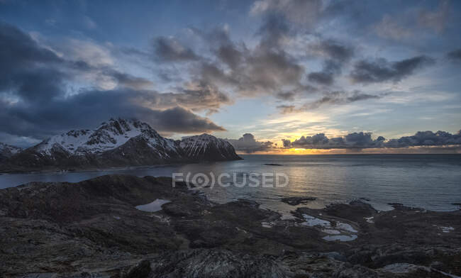 Paisaje de montaña al atardecer, Offersoya, Vestvagoy, Lofoten, Nordland, Noruega - foto de stock