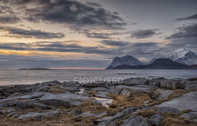 Paisaje costero, Sandnes, Flakstad, Lofoten, Nordland, Noruega - foto de stock