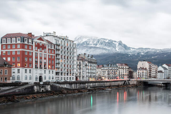 Grenoble, il fiume Isere e le Alpi, Alvernia-Rodano-Alpi, Francia — Foto stock