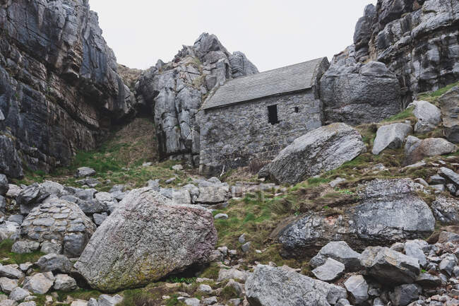 Часовня Святого Гована, построенная в скале, Пемброкшир, Уэльс, Великобритания — стоковое фото