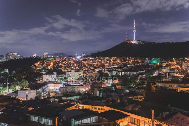 Paisaje urbano y torre de N Seúl en la montaña Namsan, Seúl, Corea del Sur - foto de stock