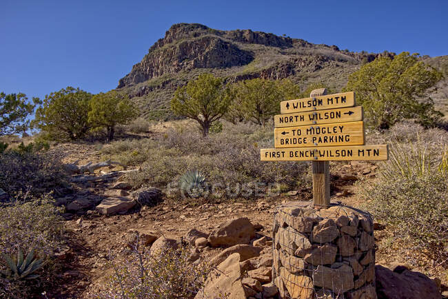 Wilson Mountain First Bench Trail Intersection Sign, Sedona, Arizona, Stati Uniti — Foto stock