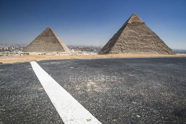 Route devant le complexe pyramidal de Gizeh près du Caire, Égypte — Photo de stock