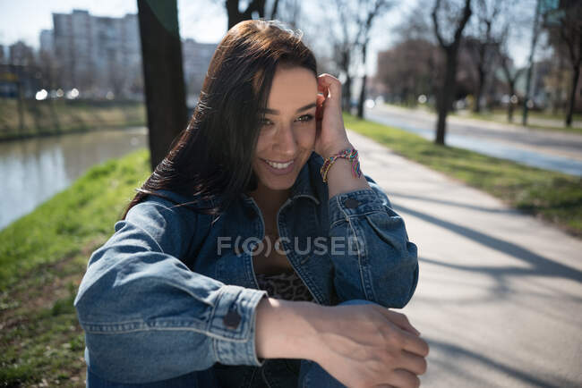 Portrait of a smiling woman sitting by a river, Bosnia and Herzegovina — Stock Photo