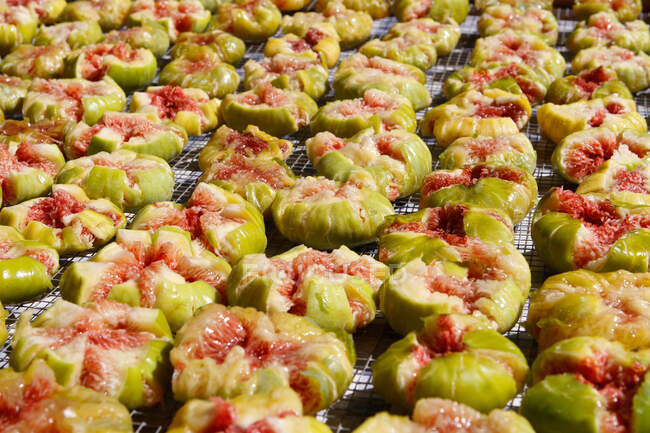 Fresh figs drying in the sun, Spain — Stock Photo