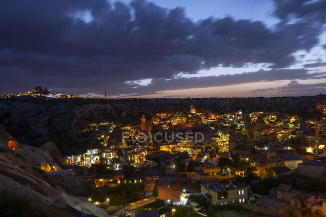 Stadtbild bei Sonnenuntergang, Göreme, Türkei — Stockfoto