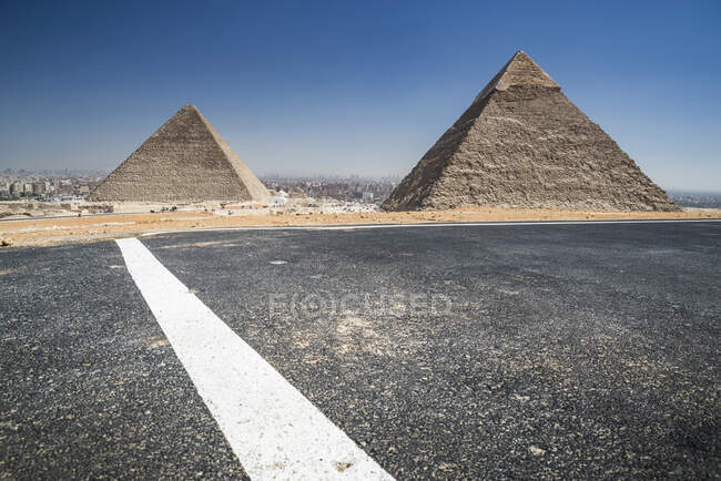 Héliport près des pyramides, Plateau de Gizeh près du Caire, Egypte — Photo de stock