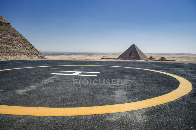 Вертолет возле пирамид, плато Гиза недалеко от Каира, Египет — стоковое фото