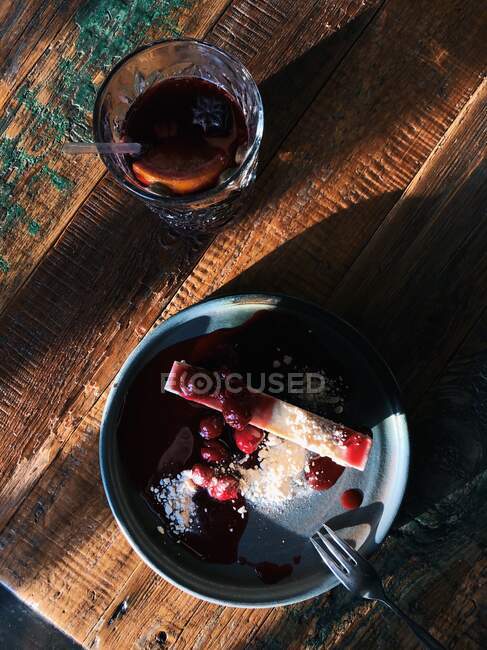 Vista aérea de vino caliente con especias y pastel de queso sin gluten con cerezas - foto de stock