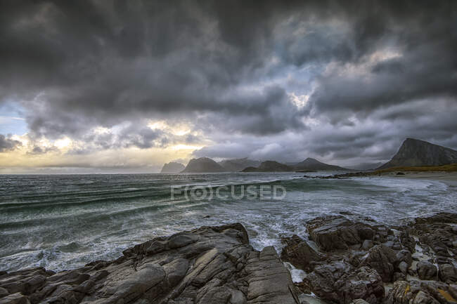Storm brewing, Stor Sandnes beach, Flakstad, Lofoten, Nordland, Noruega — Fotografia de Stock