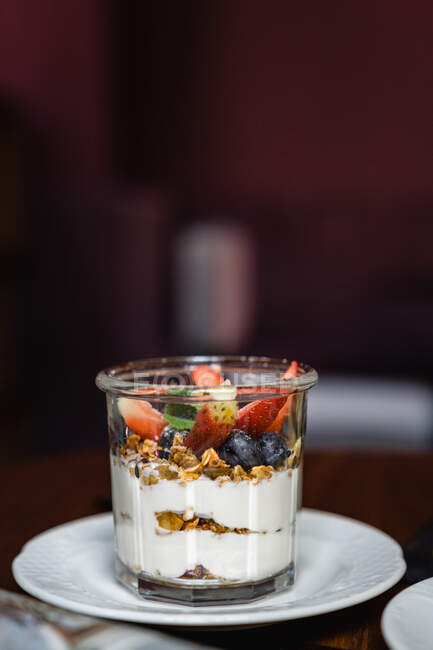 Granola com iogurte, mirtilos e morangos — Fotografia de Stock