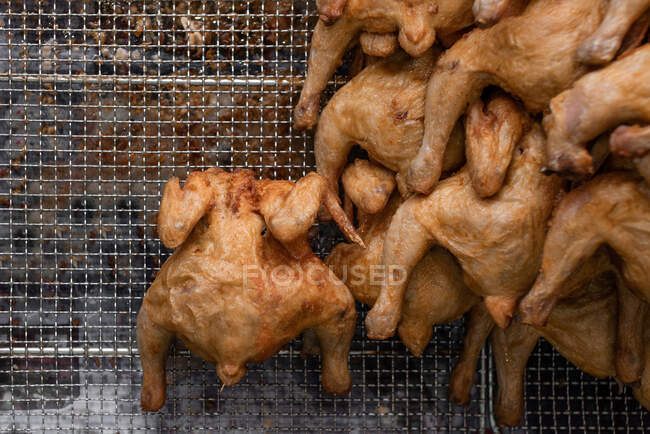 Whole fried chickens stacked on a metal rack, South Korea — Stock Photo