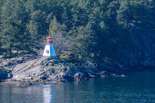Прибережний маяк на скелях, острови Перської затоки, Британська Колумбія, Канада — стокове фото
