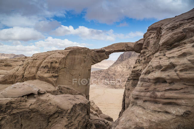Puente de piedra en el desierto, Wadi Rum, Jordania - foto de stock