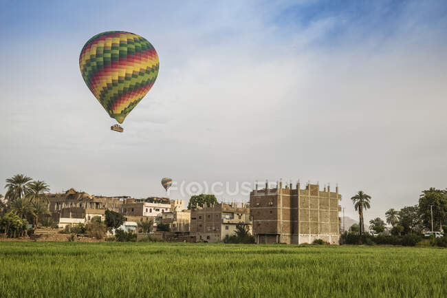 Воздушные шары, летящие над городом, Луксор, Египет — стоковое фото