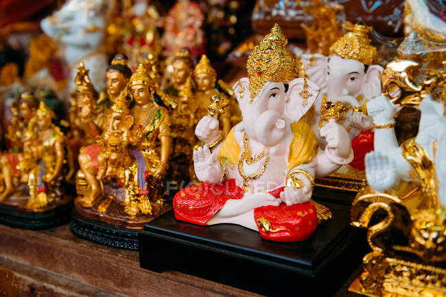 Ganesh und Buddha Statuen, Wat Ratchanatdaram, Bangkok, Thailand — Stockfoto