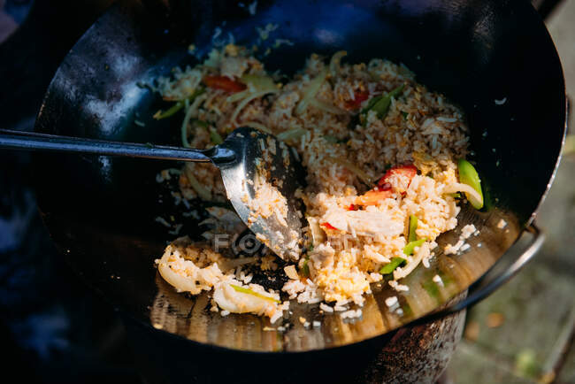 Перемешать жареный рис уличной еды, Бангкок, Таиланд — стоковое фото