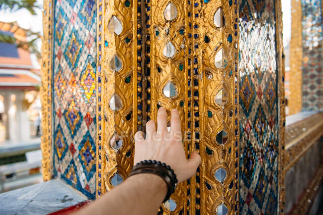Hand berührt eine kunstvolle Wand, Goldener Buddha, Tempel des Wat Traimit, Bangkok, Thailand — Stockfoto