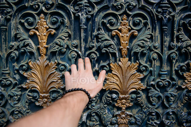 Man's hand touching an ornate wall, Bangkok, Thailand — Stock Photo