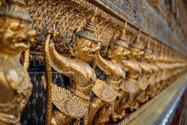 Крупный план золотых скульптурных украшений на храме, Бангкок, Таиланд — стоковое фото