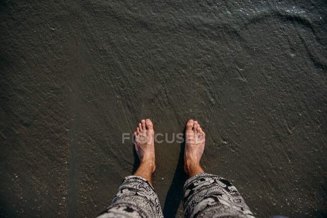 Pieds d'homme debout sur la plage, Ban Ao Nang, Krabi, Thaïlande — Photo de stock