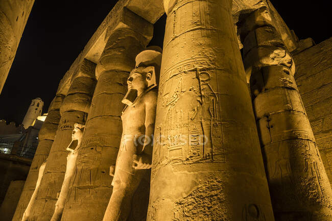 Templo de Luxor por la noche, Luxor, Egipto - foto de stock
