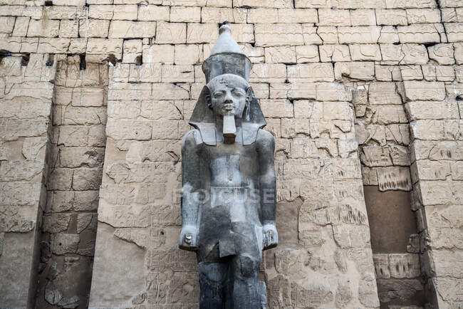 Escultura fuera del templo de Luxor, Luxor, Egipto - foto de stock