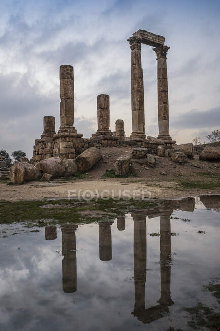 Tempio di Ercole riflesso in una pozzanghera d'acqua, Amman, Giordania — Foto stock