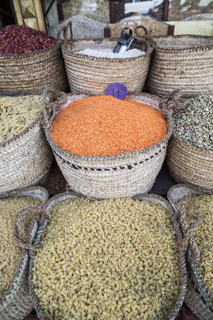 Pasta seca, legumbres hierbas en venta cerca del río Nilo, Luxor, Egipto Agricultura - Photo | #472596250