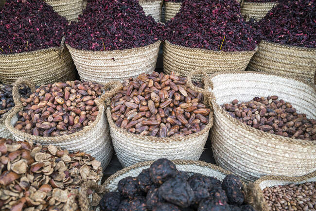 Dates, herbes et fruits secs à vendre près du Nil, Louxor, Egypte — Photo de stock