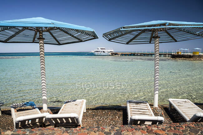 Liegestühle und Sonnenschirme am Strand, Hurghada, Ägypten — Stockfoto