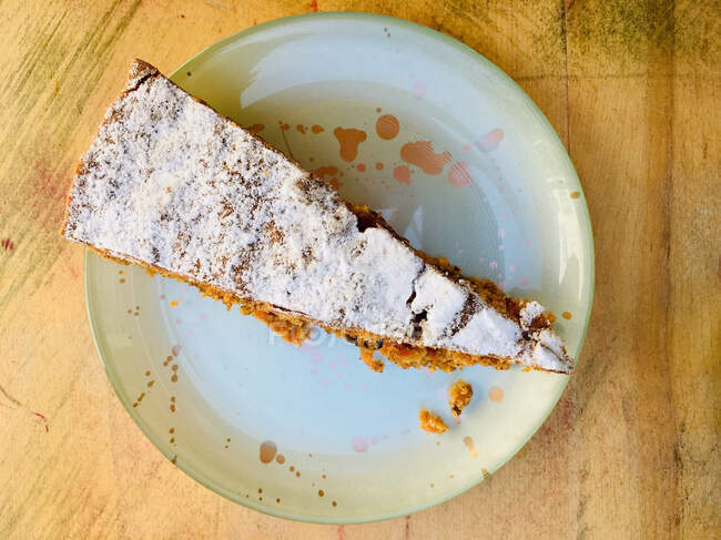 Кусок грецкого ореха и морковный пирог на тарелке — стоковое фото