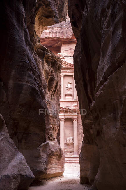 Vista do Tesouro através de um desfiladeiro estreito, Petra, Jordânia — Fotografia de Stock