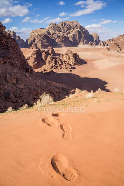 Huellas en la arena, Wadi Rum, Jordania - foto de stock