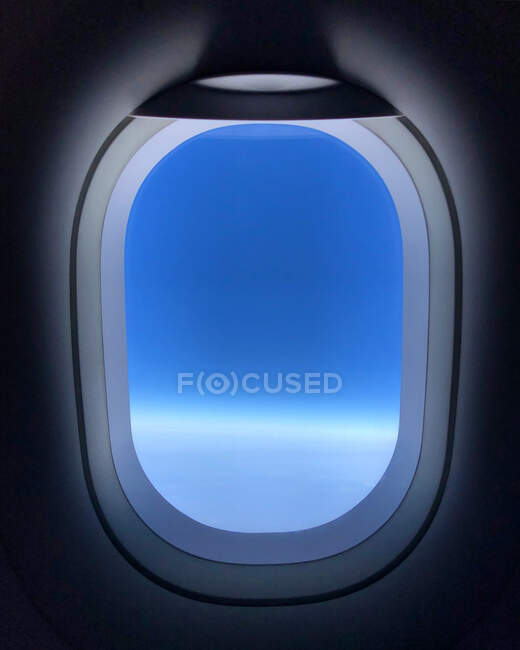 Вид на небо через окно самолета — стоковое фото