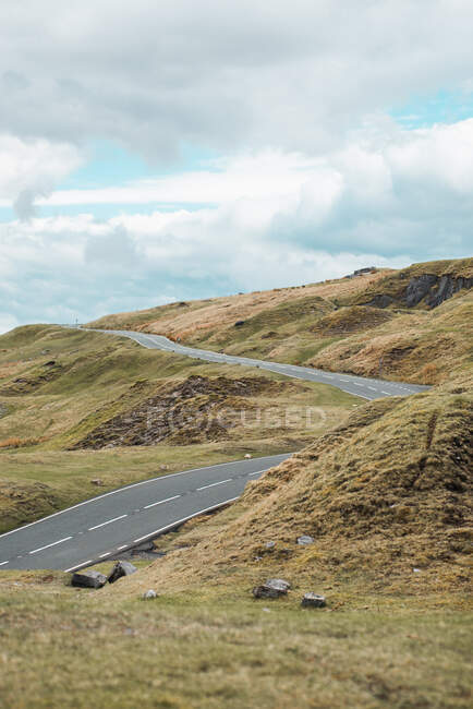 Road through the Brecon Beacons, Gales, Reino Unido - foto de stock