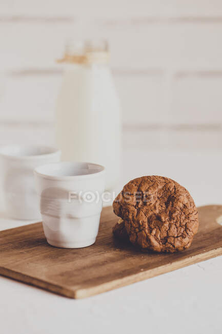 Bottle of milk and chocolate cookies — Stock Photo