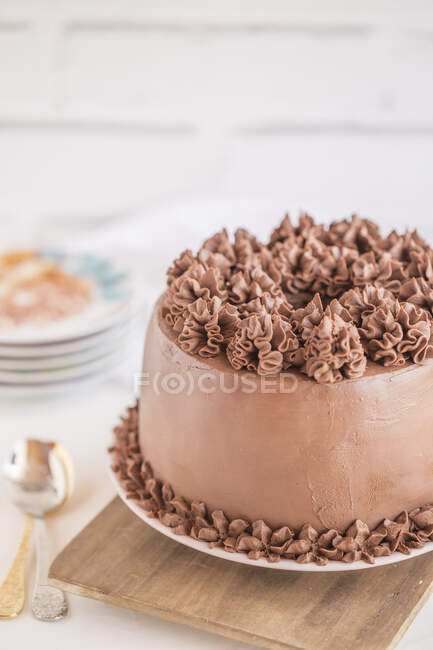 Primer plano de un pastel de chocolate - foto de stock