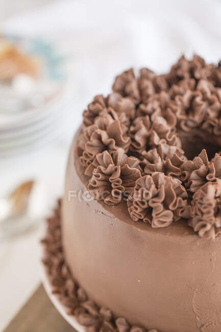 Primer plano de un pastel de chocolate - foto de stock