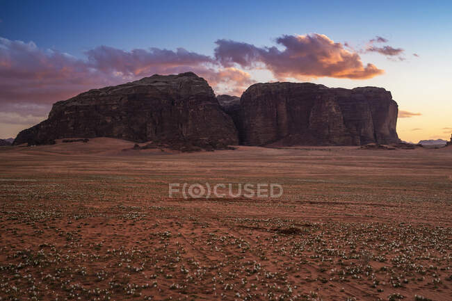 Paisagem do deserto ao pôr do sol, Wadi Rum, Jordânia — Fotografia de Stock