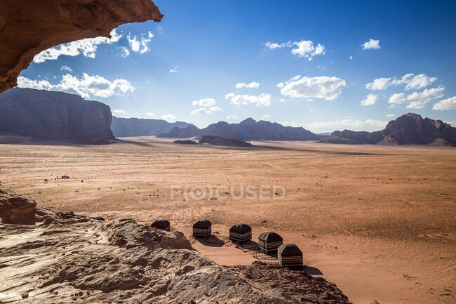 Luftaufnahme des Beduinen-Campingplatzes in der Wüste, Wadi Rum, Jordanien — Stockfoto