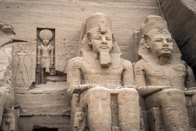 Estatuas fuera del templo Ramsés II, Abu Simbel, Egipto - foto de stock