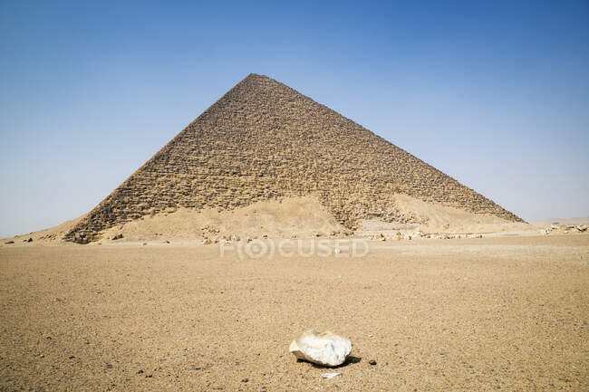 Pirámide roja en la necrópolis de Dahshur cerca de El Cairo, Egipto - foto de stock