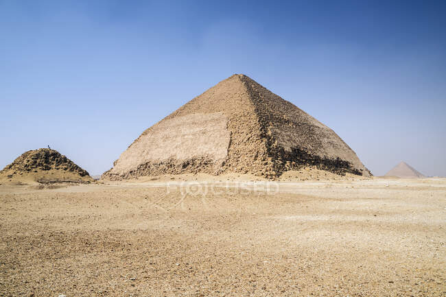 Rote Pyramide und Verbogene Pyramide bei der Dahshur-Nekropole in der Nähe von Kairo, Ägypten — Stockfoto